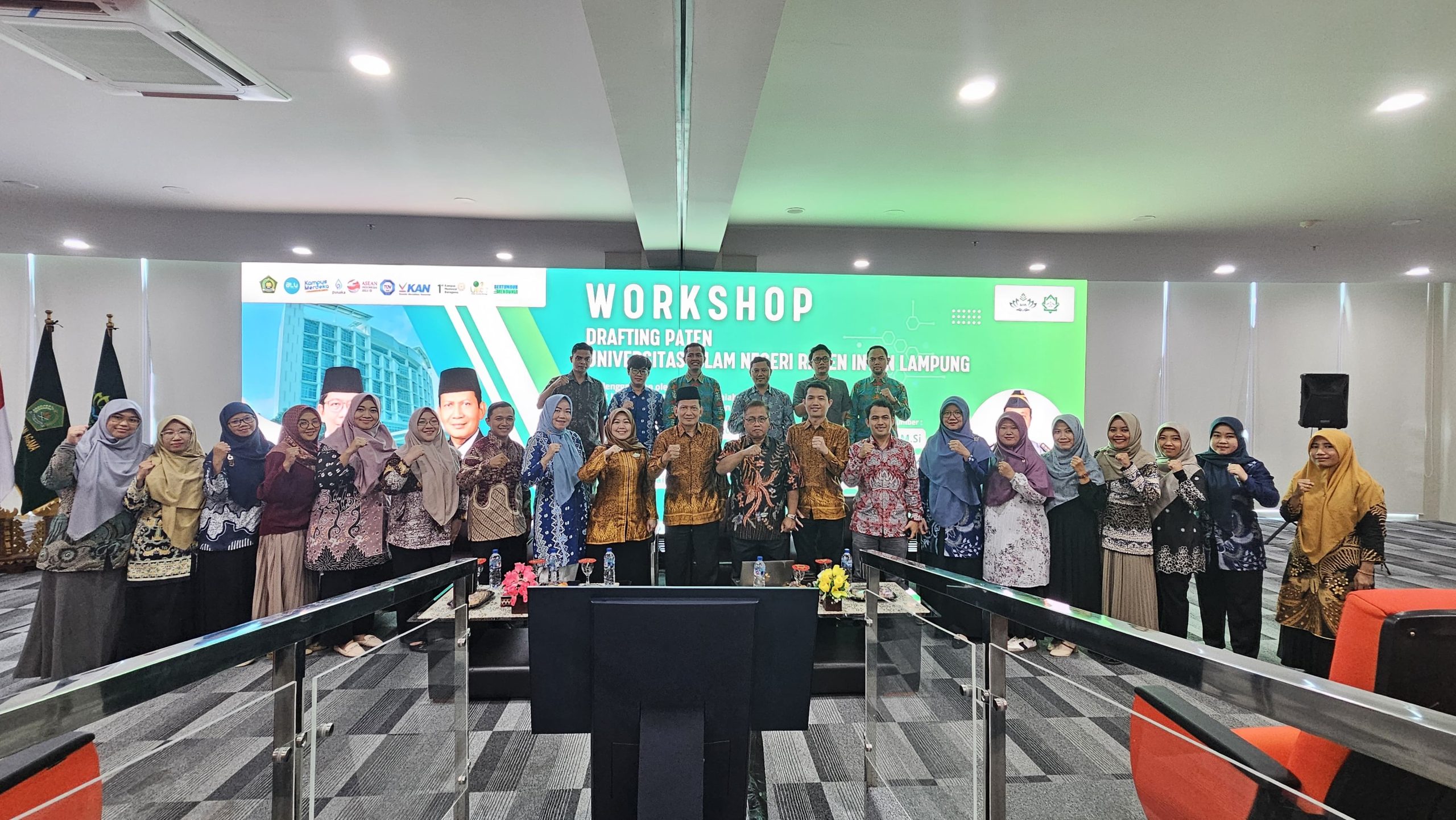 Peserta mengikuti kegiatan Drafting Paten yang diselenggarakan oleh Pusat HKI, Paten, dan Publikasi Ilmiah di UIN Raden Intan Lampung, dengan narasumber DRS. Slamet Riyadi, M.Si.