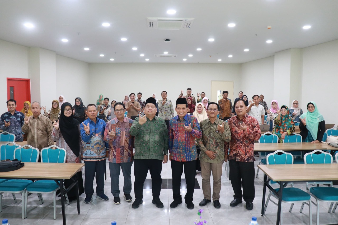 Peserta Coaching Clinic Penulisan Paper Berstandar Scopus di UIN Raden Intan Lampung sedang mengikuti sesi pelatihan dengan narasumber Dr. Anton Widyanto dan Prof. Dr. Mursyid Djawas.